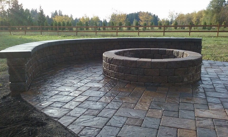 https://woodyscustomlandscaping.com/building-hardscape-projects/paver-patio-seat-wall-fire-pit/